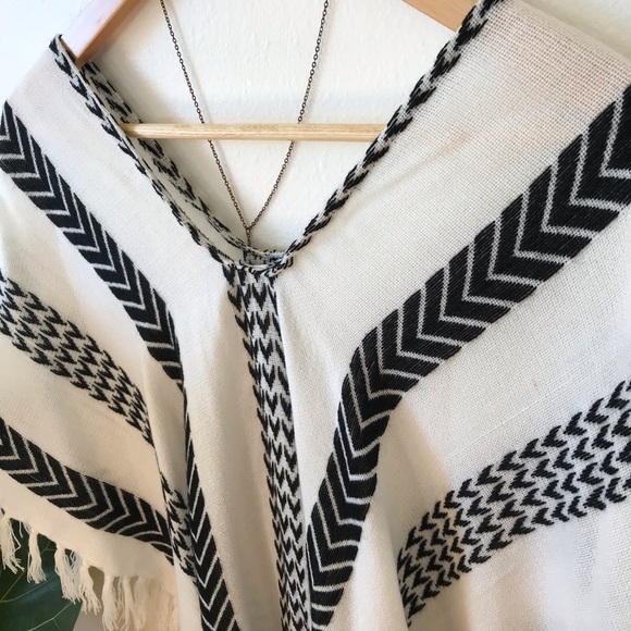 Boho black & white poncho, shawl, festival EXPRESS - Picture 2 of 4